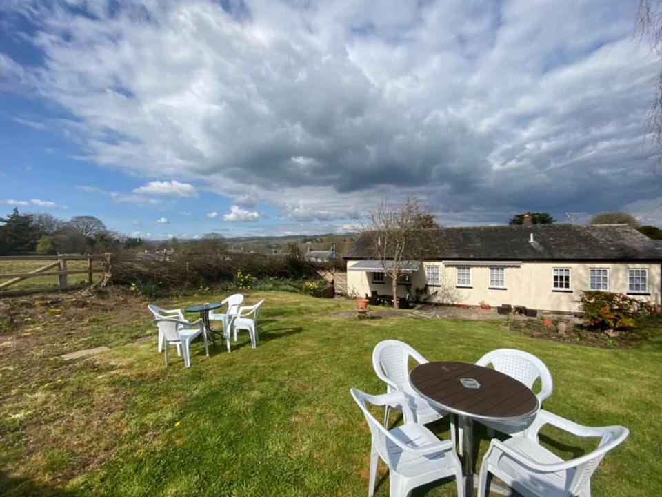 The Griffin Llyswen Hotel Brecon Exterior photo